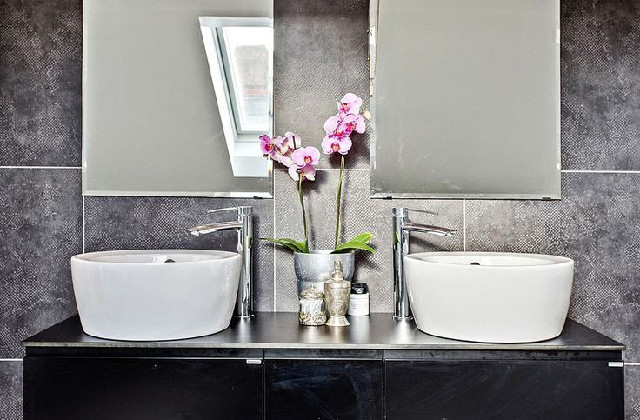 orchidee rosa per un bagno moderno